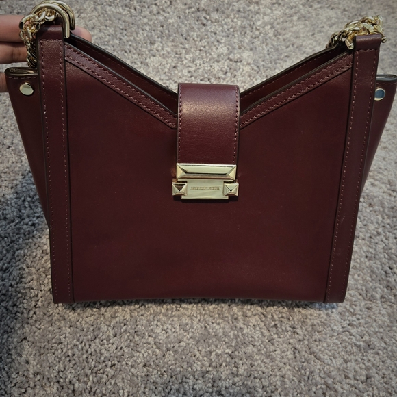 Chic Burgundy Handbag with Gold Chain - Picture 3 of 3
